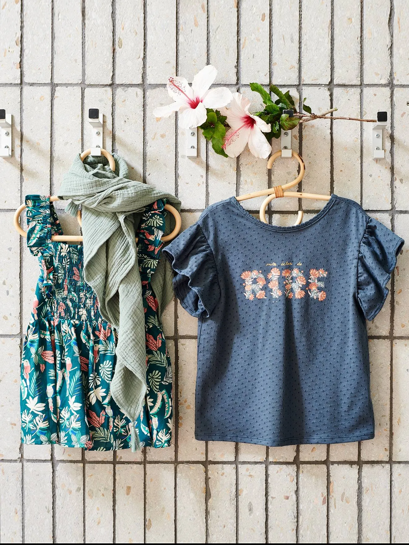Blusa con smocks y tirantes con volantes para niña