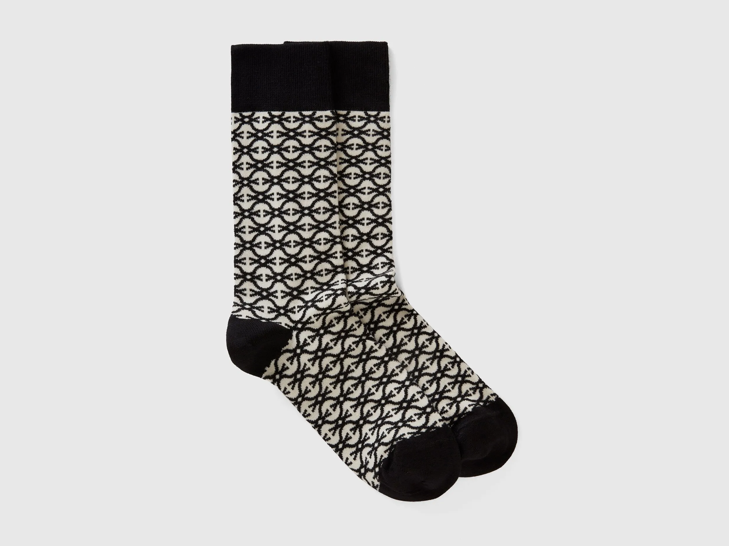Calcetines blancos y negros con monograma