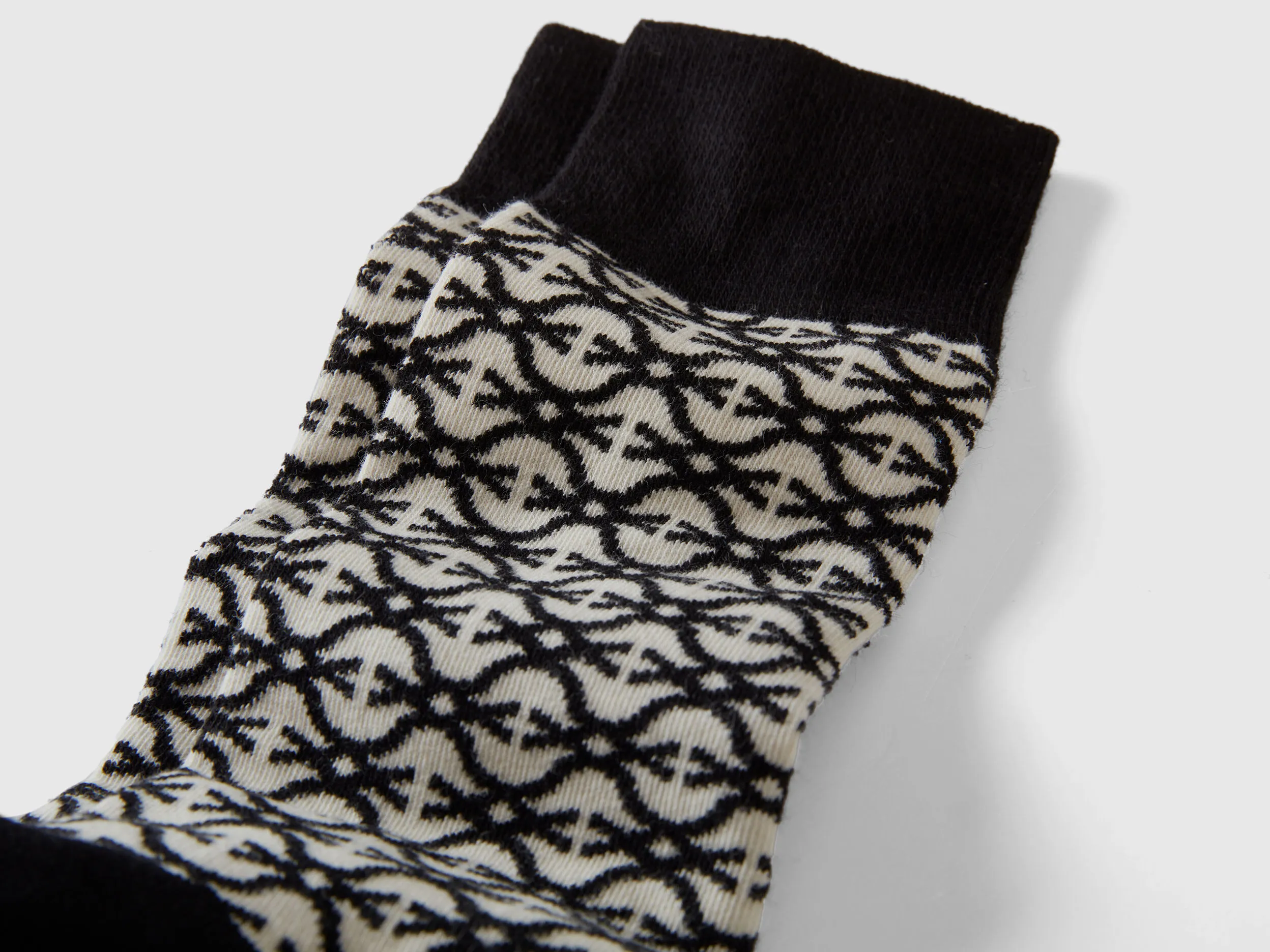 Calcetines blancos y negros con monograma