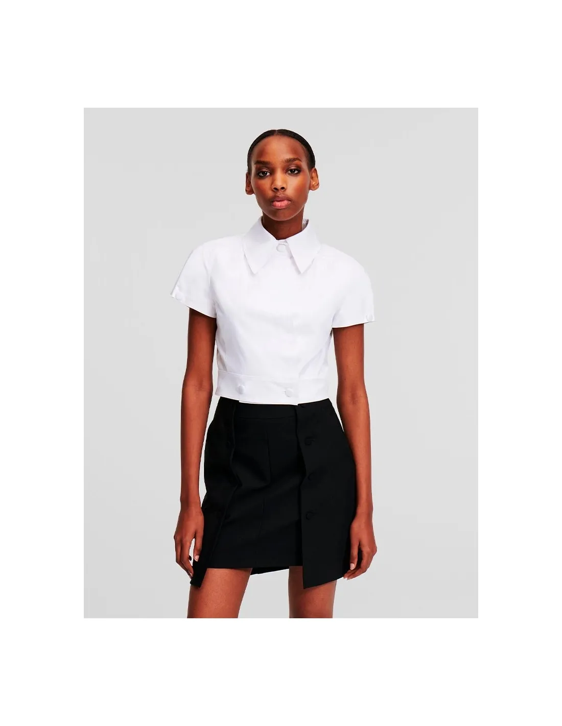 Camisa blanca con maxicuello y botones