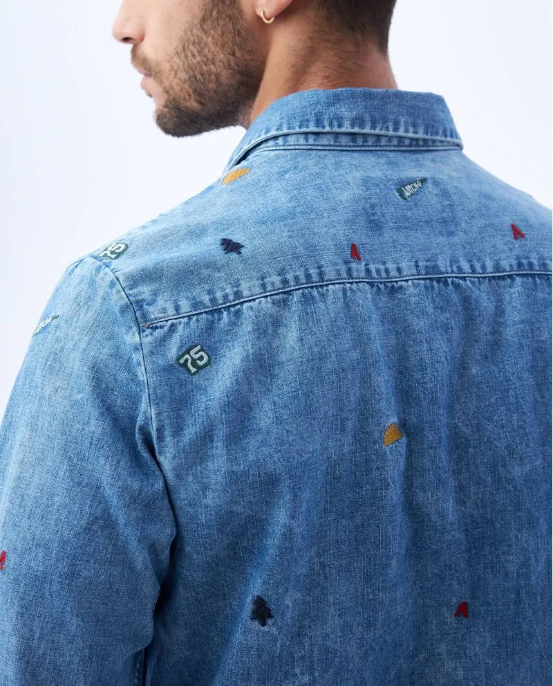 Camisa con bordados localizados para hombre