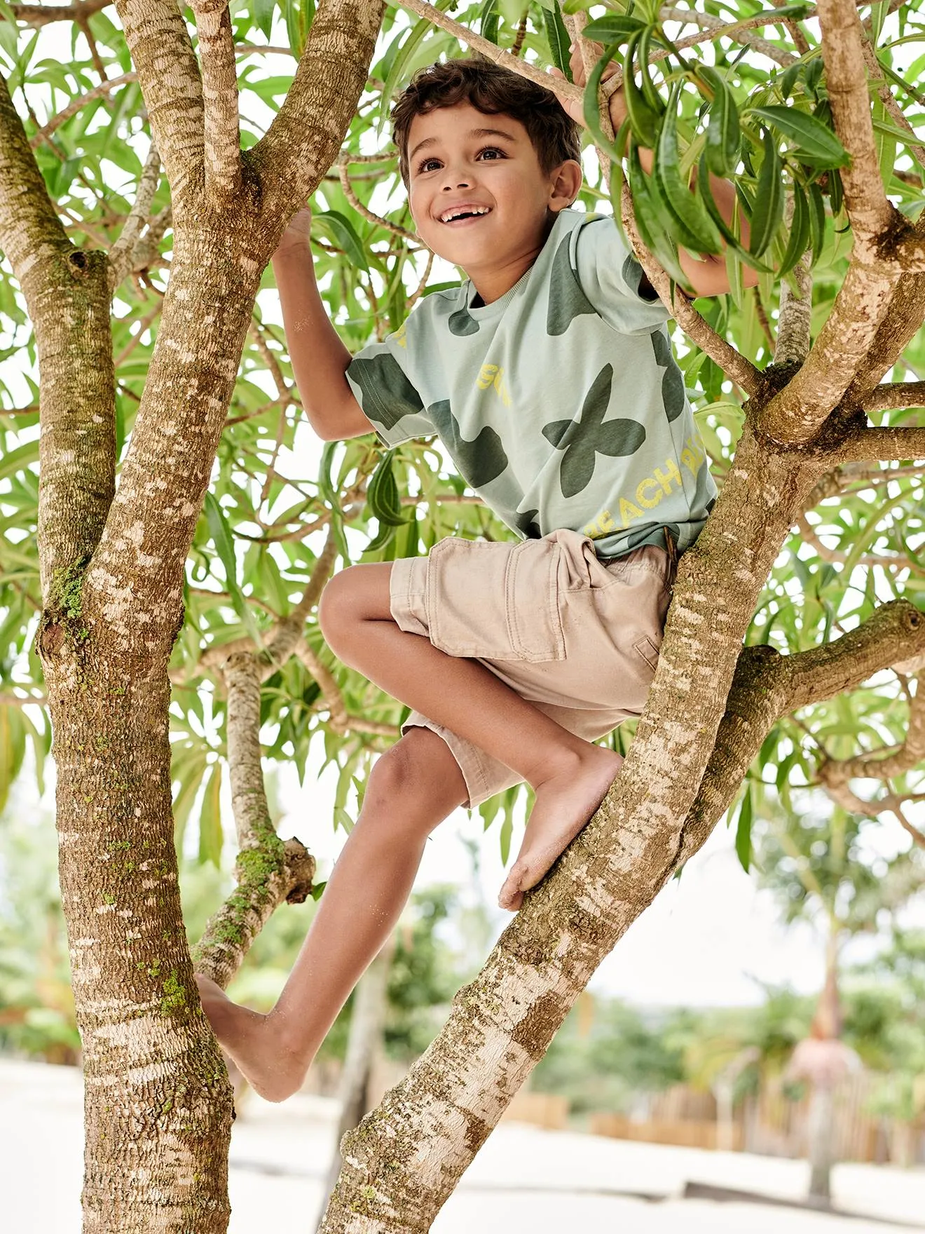 Camiseta con motivos exóticos gigantes para niño