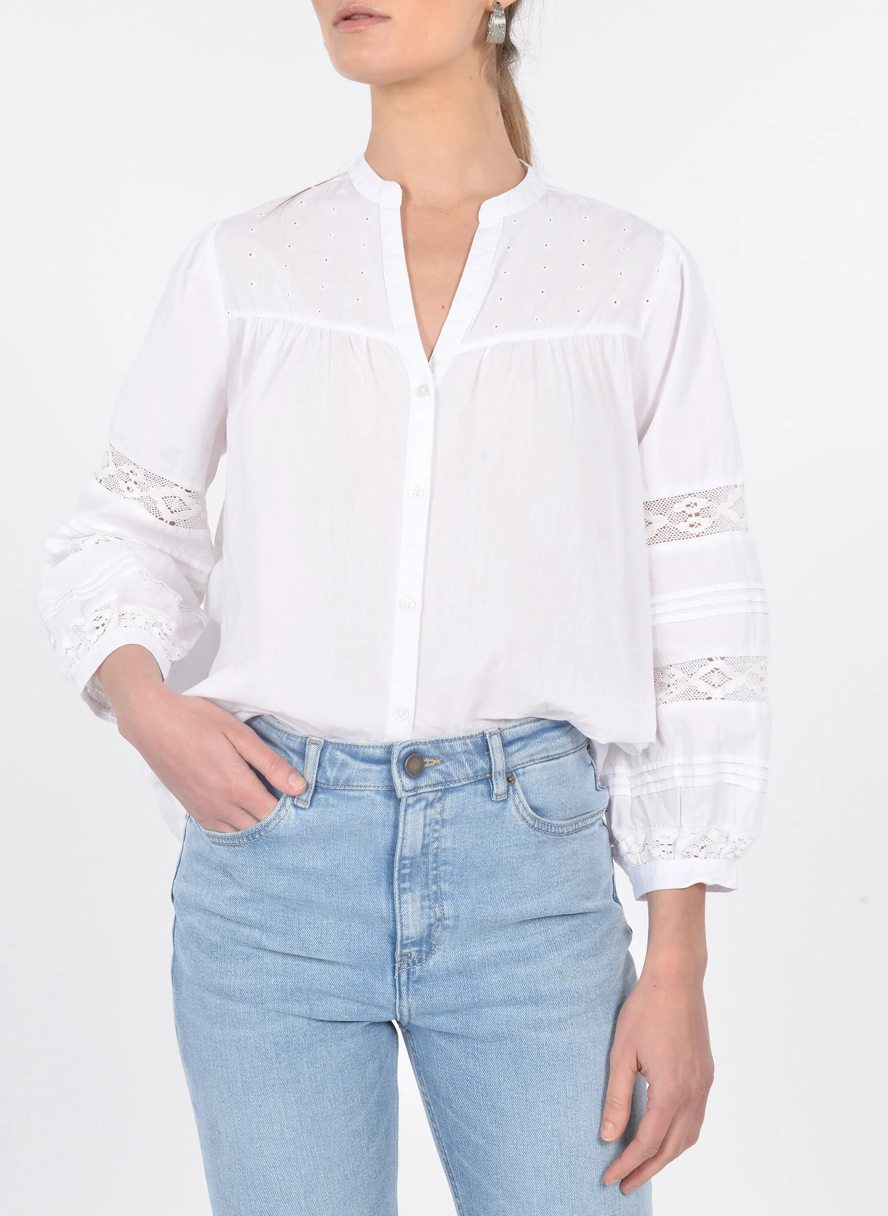 KOOKAI PAMPA  CAMISA BORDADA DE ALGODóN CON CUELLO TUNECINO EN BLANCO