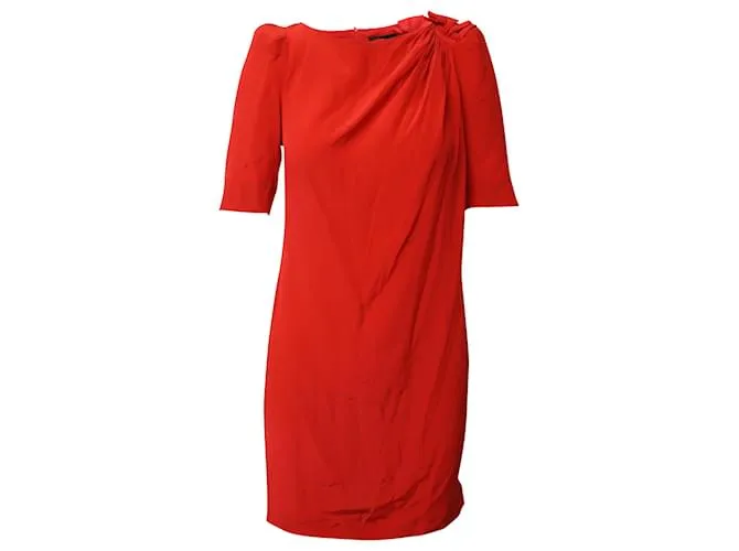 Minivestido con detalle de hombros fruncidos en seda roja de Maje 