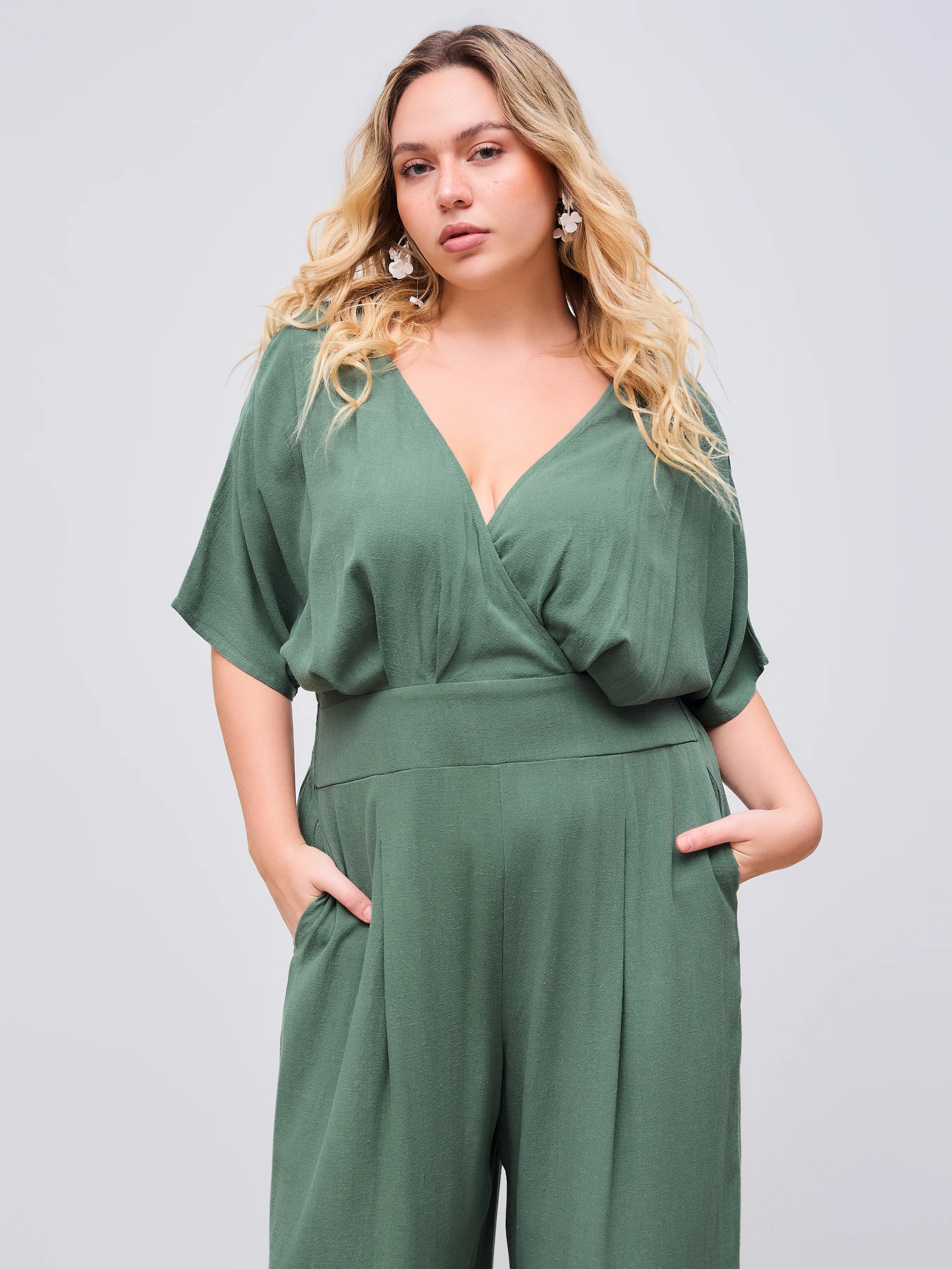 Mono con bolsillo tipo corsé de lino mezcla con cuello en V Curvy