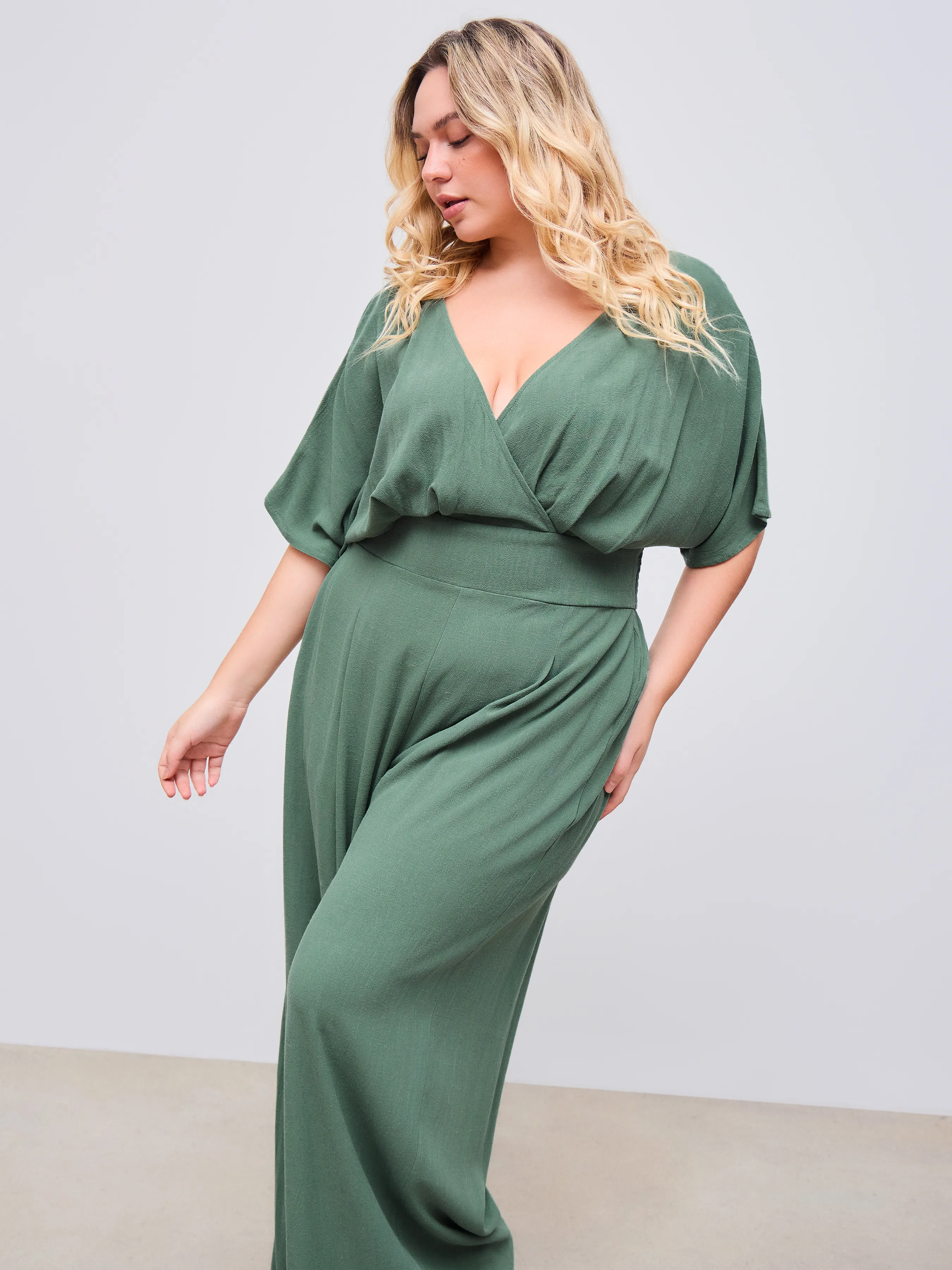 Mono con bolsillo tipo corsé de lino mezcla con cuello en V Curvy