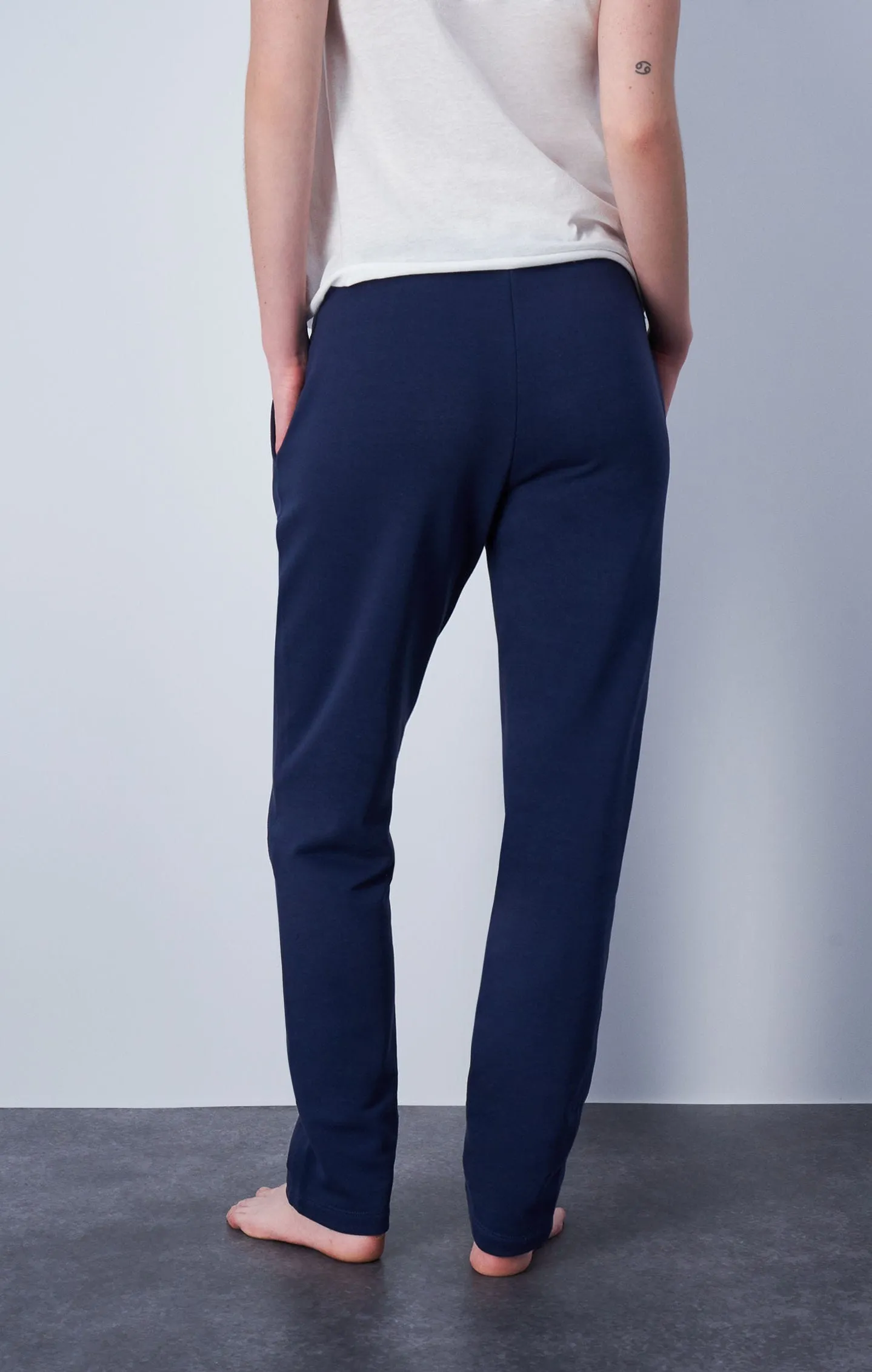 Pantalón minimalista de felpa ligera