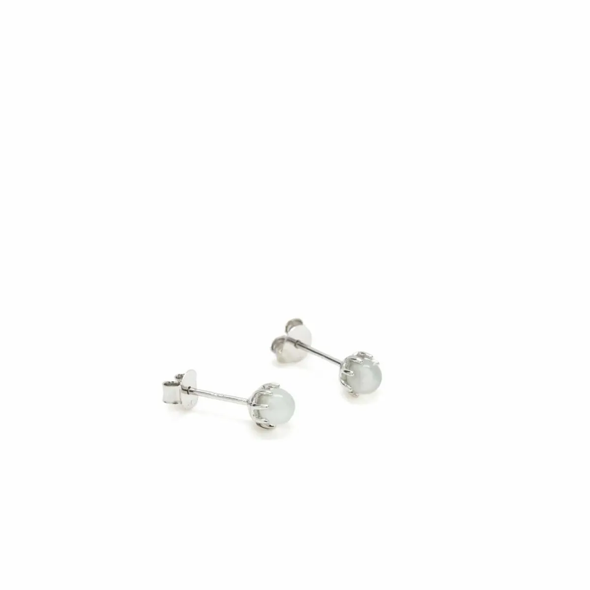 Pendientes botón de plata con cuarzo azul cielo cabuchón