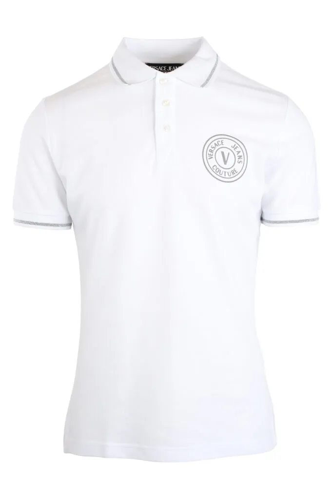Polo blanco con logo circular y detalles plateados