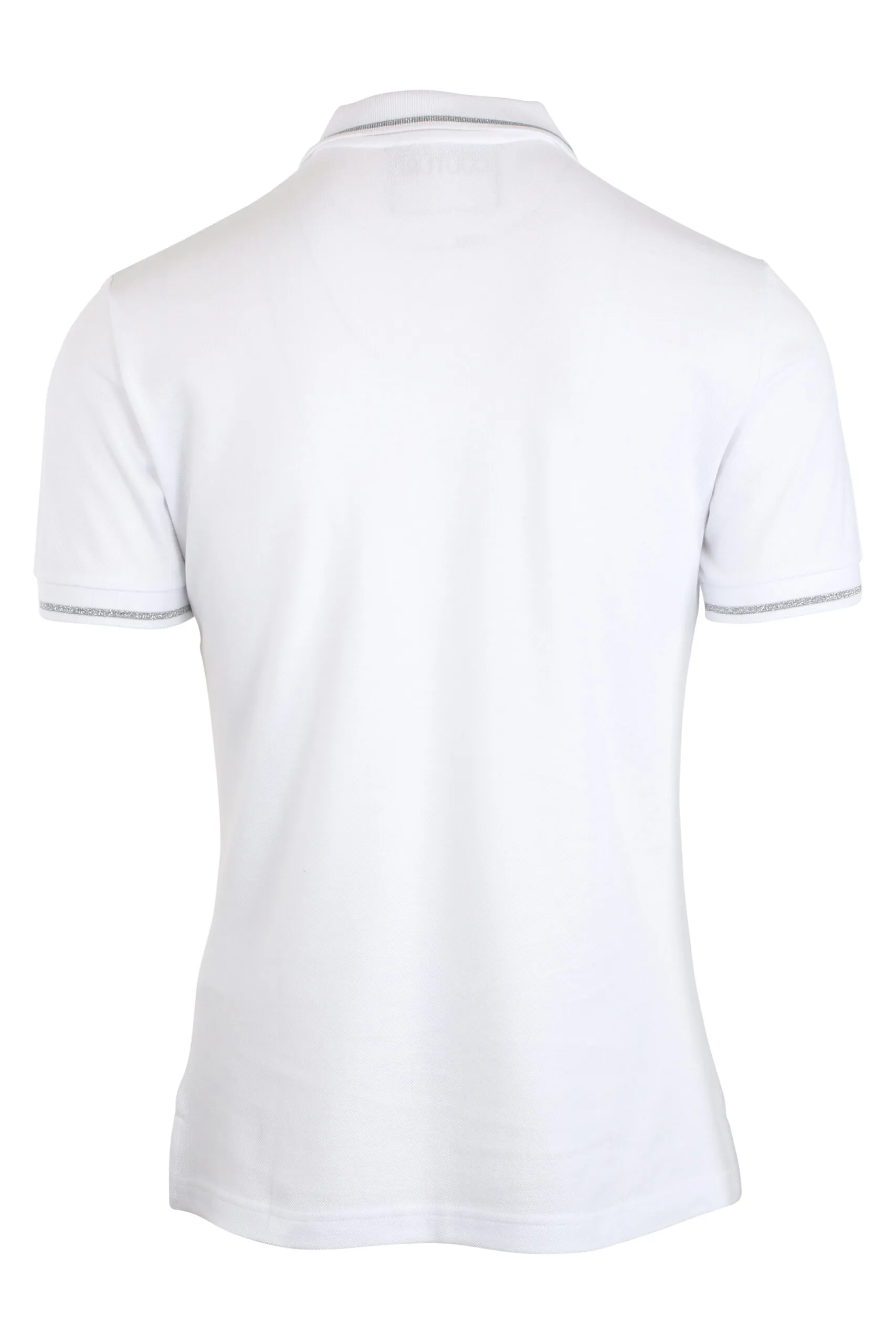 Polo blanco con logo circular y detalles plateados
