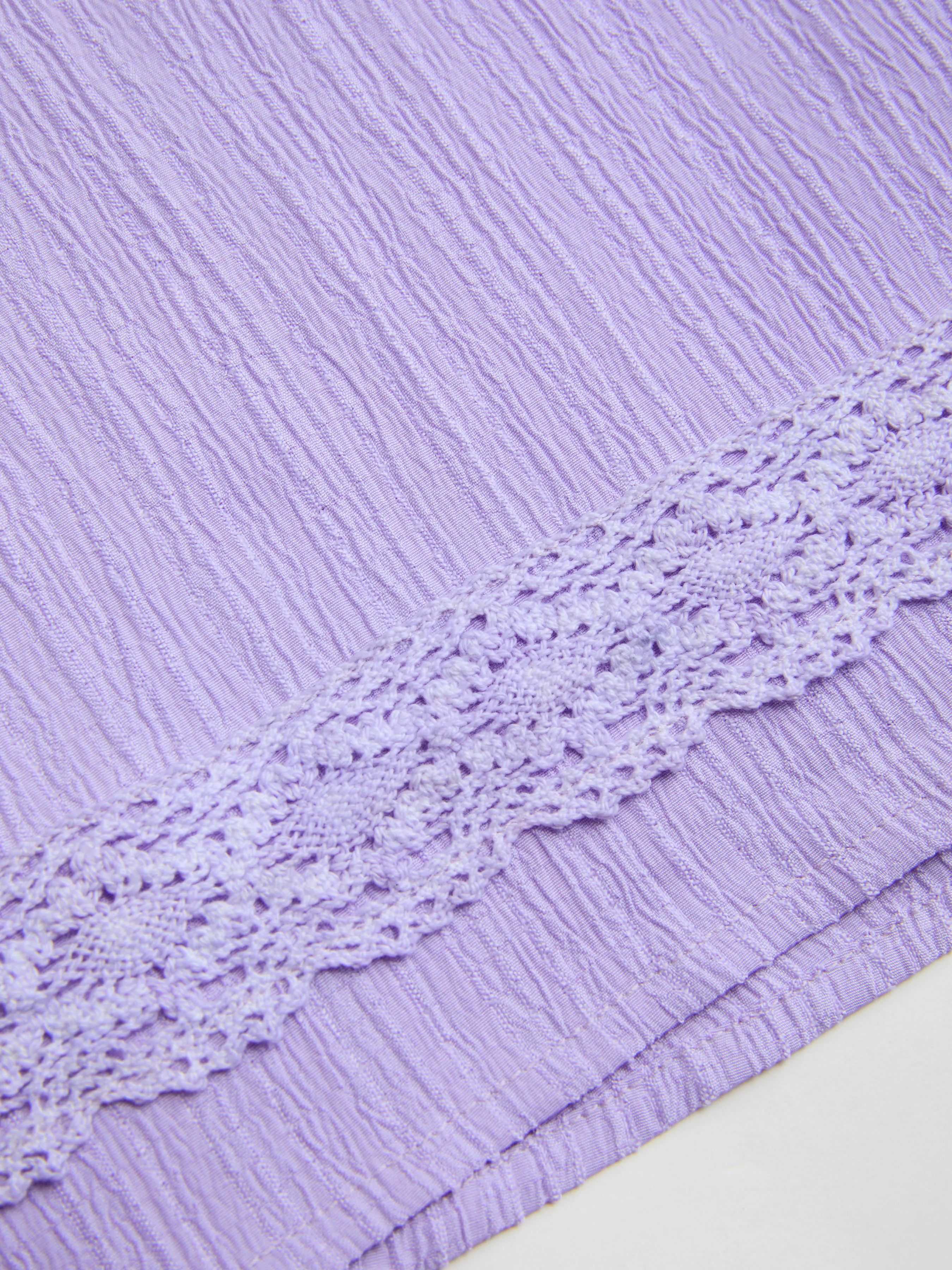 Romper con textura sólida y cuello cuadrado con encaje
