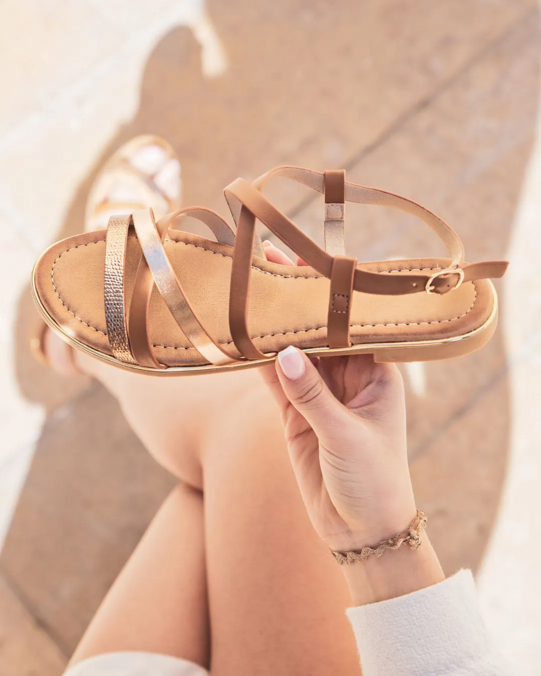 SANDALIA PLANA PARA MUJER EN TONO CAMEL Y CHAMPAGNE  KEYLA