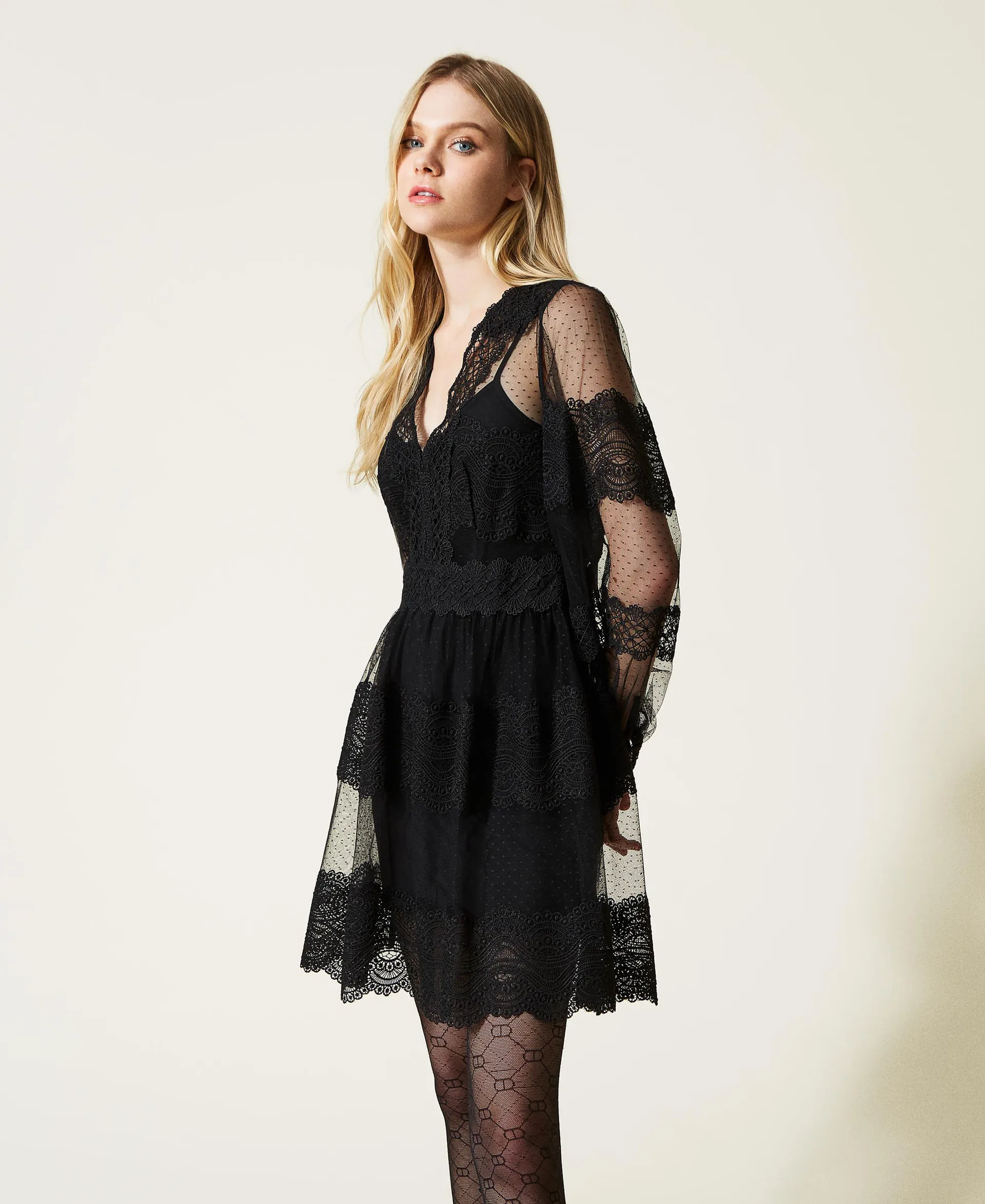 Vestido corto de tul y encaje