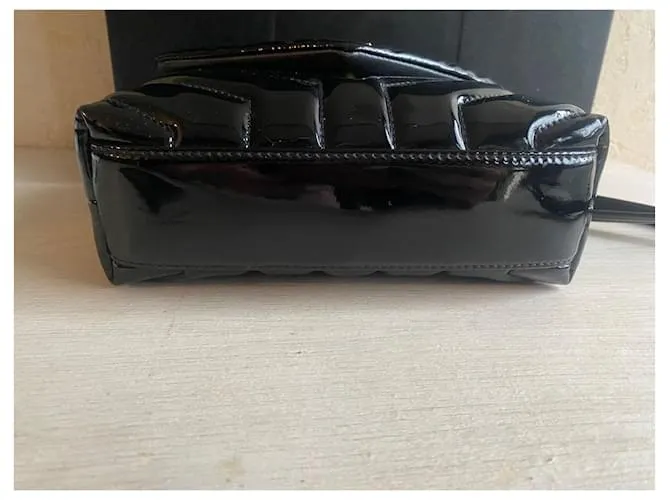 Yves Saint Laurent Loulou pequeño Negro 