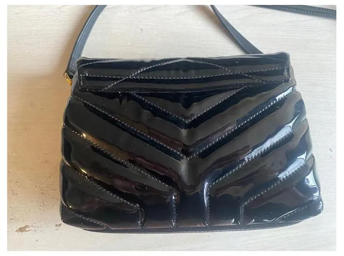 Yves Saint Laurent Loulou pequeño Negro 
