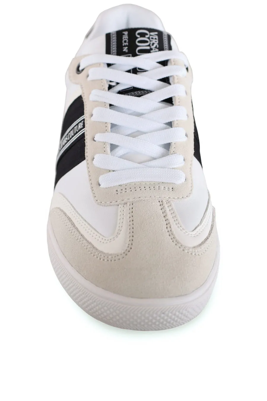 Zapatillas blancas con cordones y logotipo